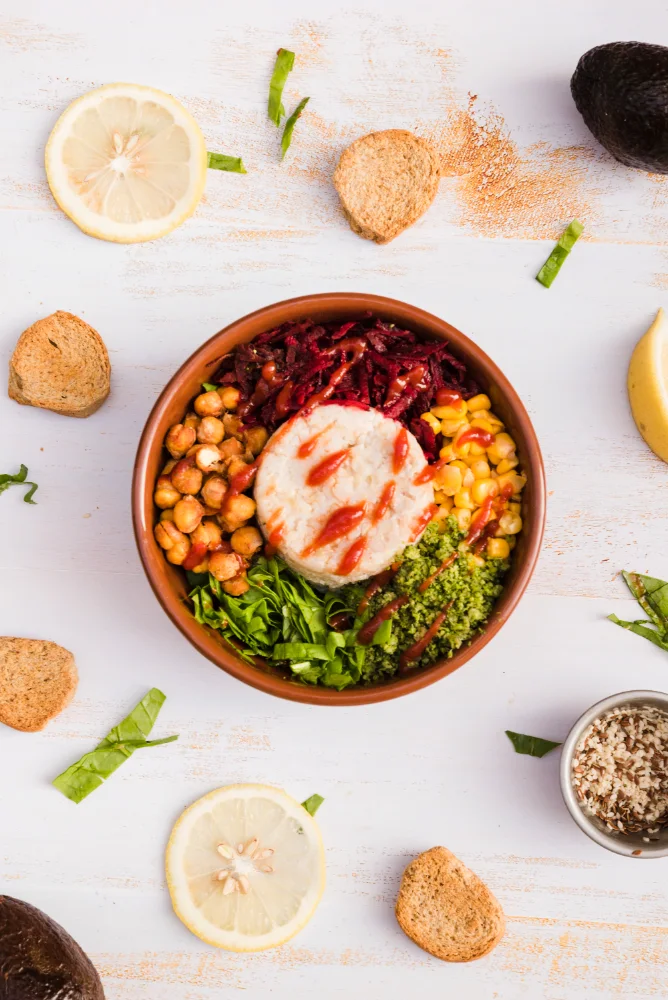 Profesional de nutrición sosteniendo un plato de comida saludable